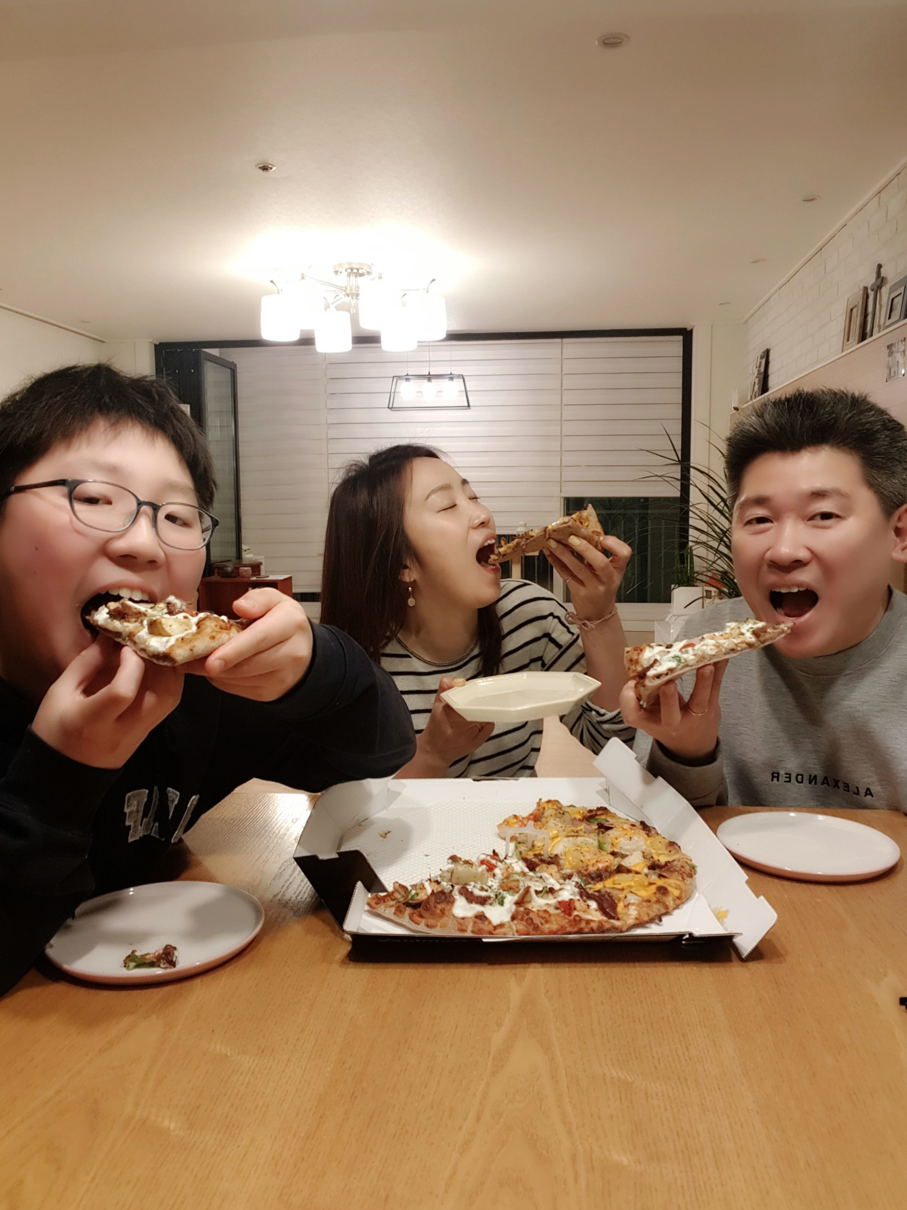 Re: 3월 29일 주일예배 사진 (피자 인증샷) 2